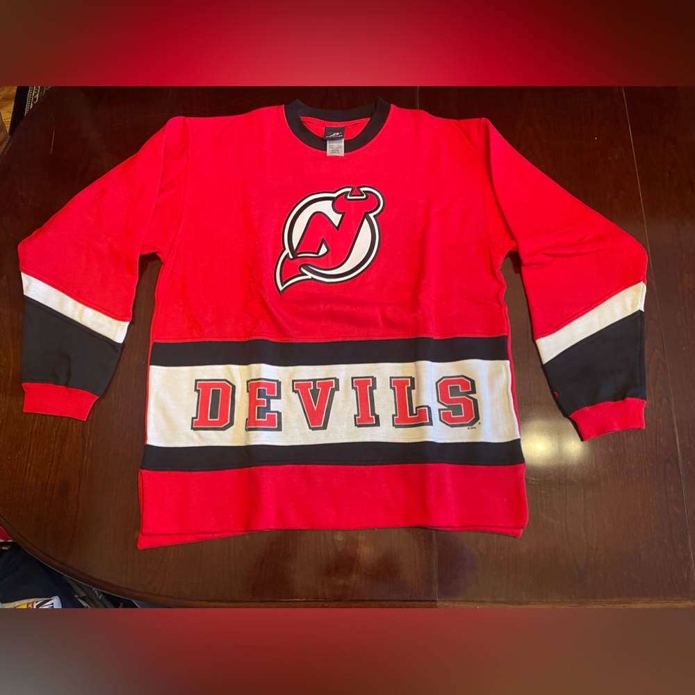 NEVER WORN!!!! New Jersey Devils CREWNECK SWEATSHIRT.